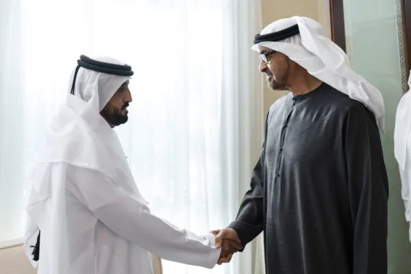 محمد مطر الصيري يصافح صاحب السمو رئيس الدولة