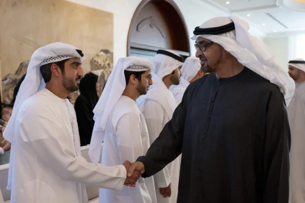 غيث مطر الصيري يصافح صاحب السمو الشيخ محمد بن زايد