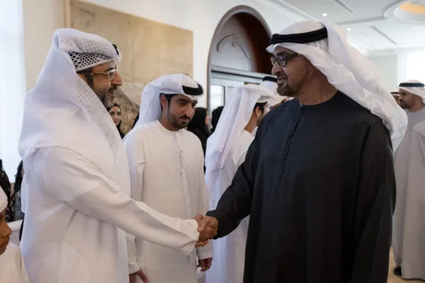 جمعة ضاعن بالعمى التميمي يصافح صاحب السمو رئيس الدولة