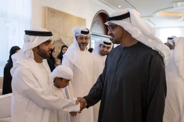 صاحب السمو الشيخ محمد بن زايد يصافح سعادة السفير راشد مطر الصيري