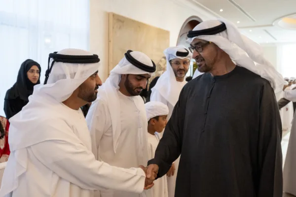 بدر مطر الصيري يصافح صاحب السمو رئيس الدولة