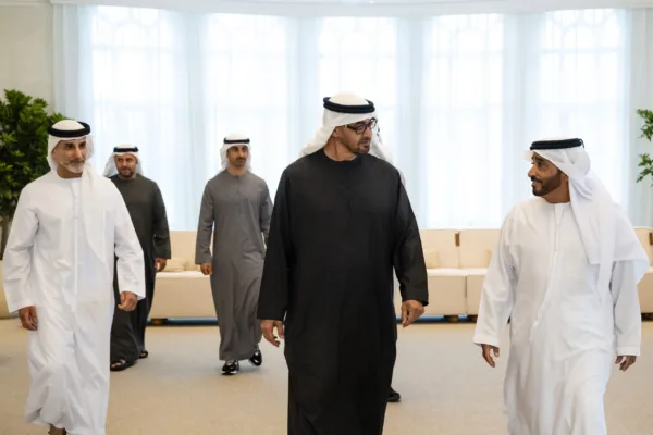 محمد بن زايد يلتقي عائلة الصيري القمزي ويعلن مزرعة الشيخ زايد موقعًا وطنيًا جديدًا