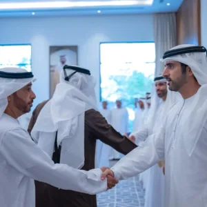 عبدالله مطر الصيري يصافح سمو الشيخ حمدان بن محمد آل مكتوم