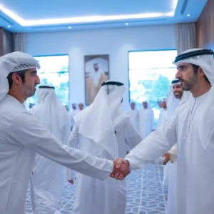 غيث مطر الصيري يصافح صاحب السمو الشيخ حمدان بن محمد آل مكتوم