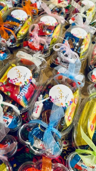 تفاصيل احتفال حق الليلة من مبادرة عائلة الصيري ضمن موسم الولفة في دبي، تشمل الهدايا والحلويات وزينة الأطفال الملونة