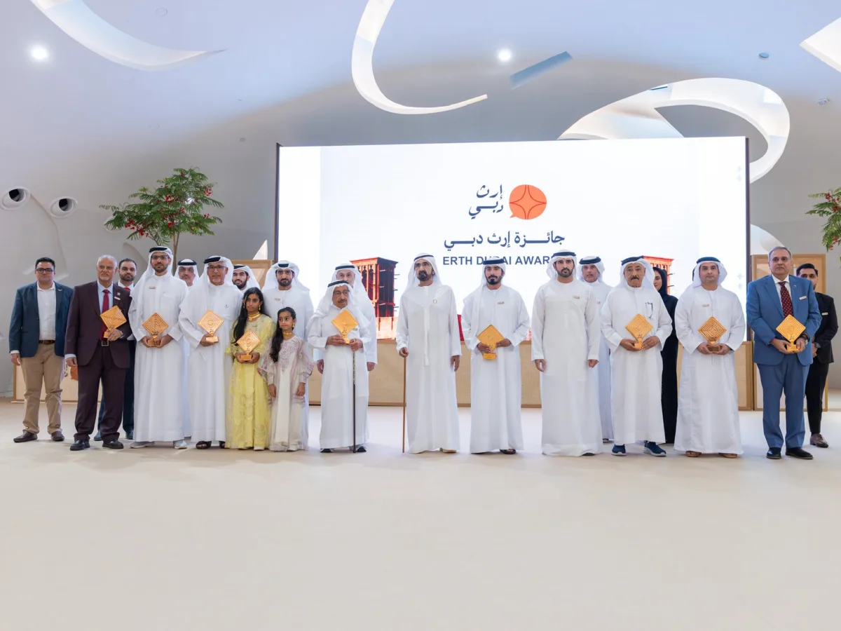 محمد بن راشد يكرم غيث مطر الصيري بجائزة إرث دبي بحضور حمدان بن محمد