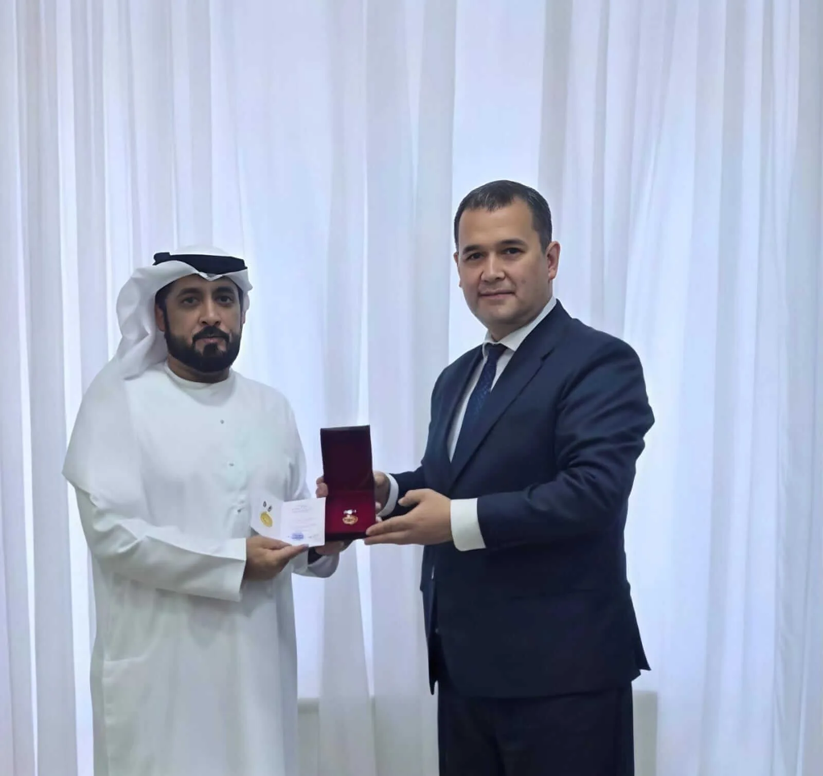 سعيد مطر القمزي يتسلّم ميدالية استقلال أوزبكستان وشهادتها من سعادة عالم جان